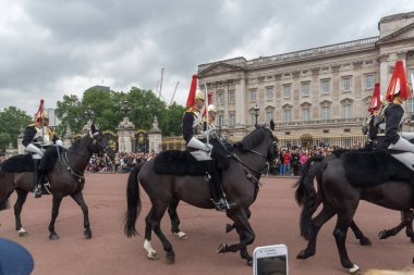 Londra, İngiltere - 17 Haziran 2016: İngiliz Kraliyet muhafızları Buckingham Sarayı, Londra, Birleşik Krallık Muhafızları'nın değiştirilmesi gerçekleştirmek