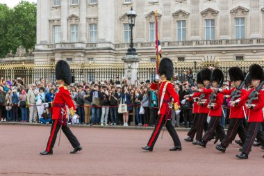 Londra, İngiltere - 17 Haziran 2016: İngiliz Kraliyet muhafızları değiştirme Muhafız Buckingham Sarayı, Londra gerçekleştirmek.