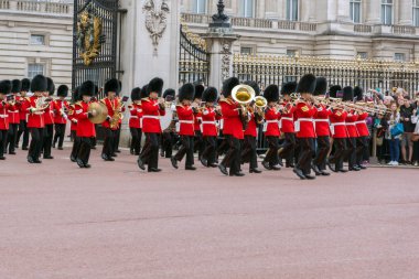 Londra, İngiltere - 17 Haziran 2016: İngiliz Kraliyet muhafızları değiştirme Muhafız Buckingham Sarayı, Londra gerçekleştirmek.