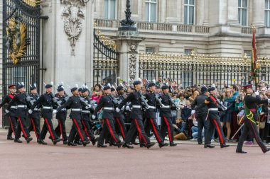 Londra, İngiltere - 17 Haziran 2016: İngiliz Kraliyet muhafızları Buckingham Sarayı, Londra, Birleşik Krallık Muhafızları'nın değiştirilmesi gerçekleştirmek