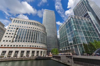 Londra, İngiltere - 17 Haziran 2016: İşletme binası ve gökdelen Canary Wharf, Londra, İngiltere