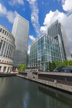 Londra, İngiltere - 17 Haziran 2016: İşletme binası ve gökdelen Canary Wharf, Londra, İngiltere