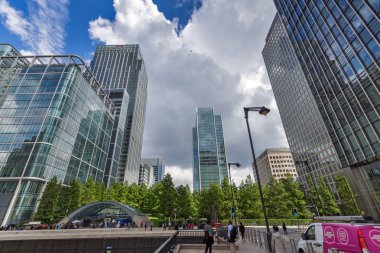 Londra, İngiltere - 17 Haziran 2016: İşletme binası ve gökdelen Canary Wharf, Londra, İngiltere