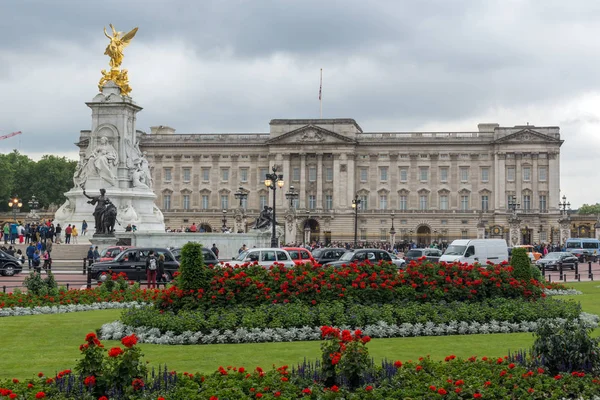 LONDRES, INGLATERRA - 17 JUNIO 2016: Panorama del Palacio de Buckingham Londres — Foto de Stock