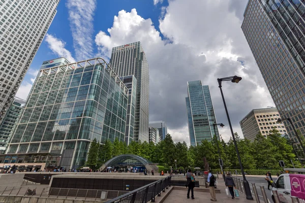 Londra, İngiltere - 17 Haziran 2016: İşletme binası ve gökdelen Canary Wharf, Londra, İngiltere — Stok fotoğraf