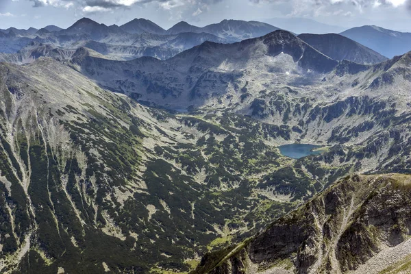 Niesamowite Panorama ze szczytu Vihren do Banderishko ryb jeziora, góry Pirin — Zdjęcie stockowe