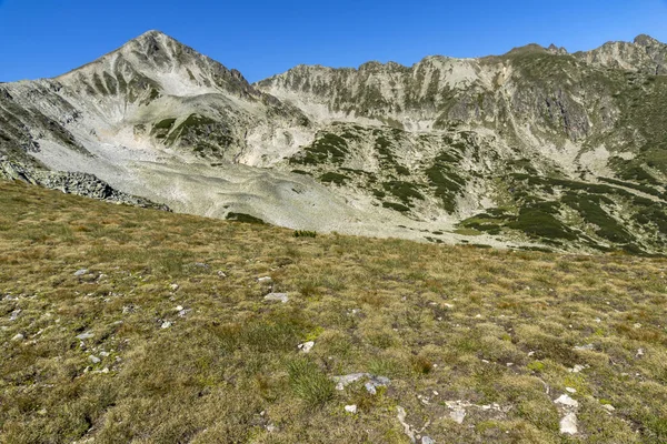 Vue imprenable sur le pic Polezhian, la montagne Pirin — Photo