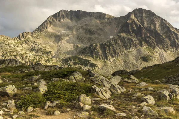 Increíble vista del pico Kamenitsa, montaña Pirin — Foto de Stock