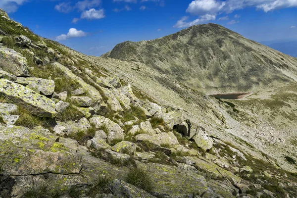 Fantastisk utsikt över Polezhian peak och övre Polezhan sjön, Pirin berget — Stockfoto