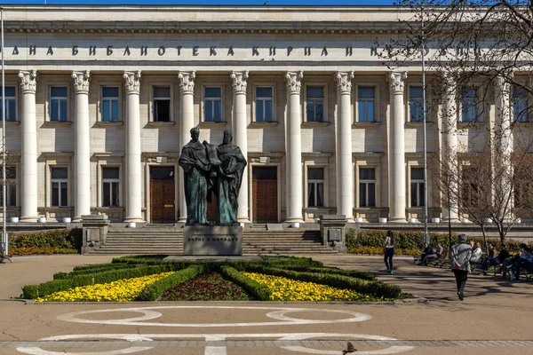 Sofia, bulgaria - 1. april 2017: frühjahrsansicht der nationalbibliothek st. cyril und st. methodius in sofia — Stockfoto