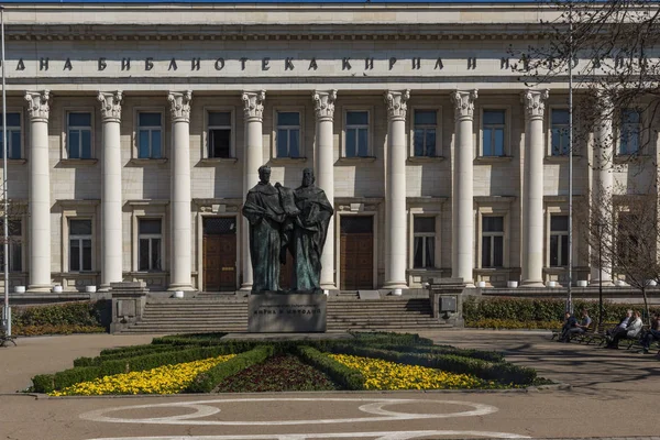 SOFIA, BULGARIA - 1 DE ABRIL DE 2017: Vista de primavera de la Biblioteca Nacional de San Cirilo y San Metodio en Sofía —  Fotos de Stock