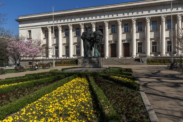 SOFIA, BULGÁRIA - 1 de abril de 2017: Vista de primavera da Biblioteca Nacional São Cirilo e São Metódio em Sófia — Fotografia de Stock