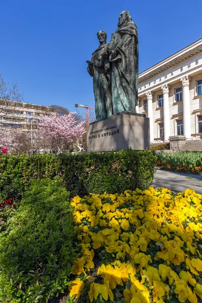 Sofia, Bulgária - 2017. április 1.: Tavaszi nézet a nemzeti könyvtár Szent Cirill és St. Metód Szófiában — Stock Fotó