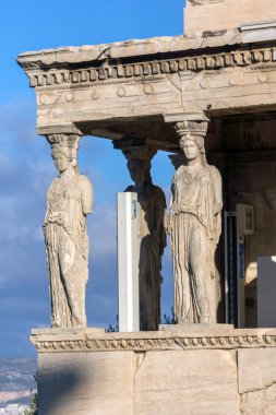 Erechtheion bir antik Yunan tapınağı Akropol Atina, Yunanistan'ın kuzey tarafında Caryatids sundurma