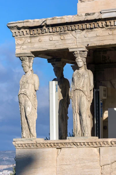 Η βεράντα του οι Καρυάτιδες στο το Ερέχθειο ενός αρχαίου ελληνικού ναού στη βόρεια πλευρά της Ακρόπολης των Αθηνών, Ελλάδα — Φωτογραφία Αρχείου