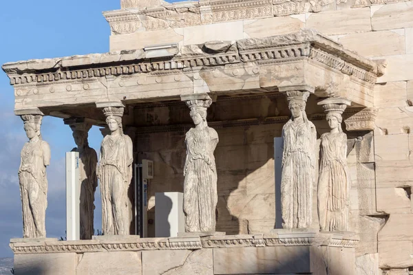 O pórtico dos cariátides em O Erechtheion um temple grego antigo no lado norte do acropolis de Atenas, Greece — Fotografia de Stock