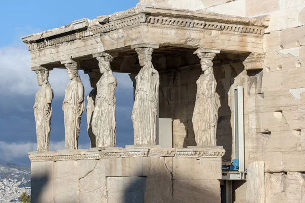 O pórtico dos cariátides em O Erechtheion um temple grego antigo no lado norte do acropolis de Atenas, Greece — Fotografia de Stock