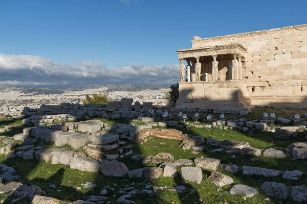 O pórtico dos cariátides em O Erechtheion um temple grego antigo no lado norte do acropolis de Atenas, Greece — Fotografia de Stock