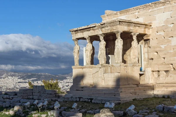 O pórtico dos cariátides em O Erechtheion um temple grego antigo no lado norte do acropolis de Atenas, Greece — Fotografia de Stock