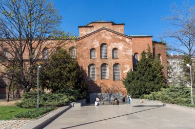 Sofia, Bulgaristan - 1 Nisan 2017: şaşırtıcı görünümü St. Sofya Kilisesi ve Sofya'da meçhul asker Anıtı