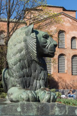 Sofia, Bulgaristan - 1 Nisan 2017: şaşırtıcı görünümü St. Sofya Kilisesi ve Sofya'da meçhul asker Anıtı