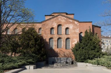 Sofia, Bulgaristan - 1 Nisan 2017: şaşırtıcı görünümü St. Sofya Kilisesi ve Sofya'da meçhul asker Anıtı