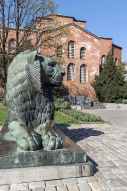 Sofia, Bulgaristan - 1 Nisan 2017: şaşırtıcı görünümü St. Sofya Kilisesi ve Sofya'da meçhul asker Anıtı