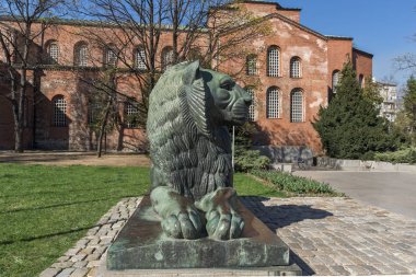 Sofia, Bulgaristan - 1 Nisan 2017: şaşırtıcı görünümü St. Sofya Kilisesi ve Sofya'da meçhul asker Anıtı