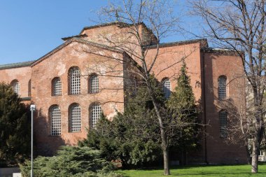Sofia, Bulgaristan - 1 Nisan 2017: şaşırtıcı görünümü St. Sofya Kilisesi ve Sofya'da meçhul asker Anıtı