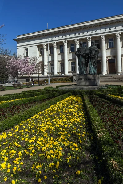 Sofia, Bułgaria - 1 kwietnia 2017 r.: Widok wiosna narodowej biblioteki św Cyryla i Metodego St. w Sofii — Zdjęcie stockowe