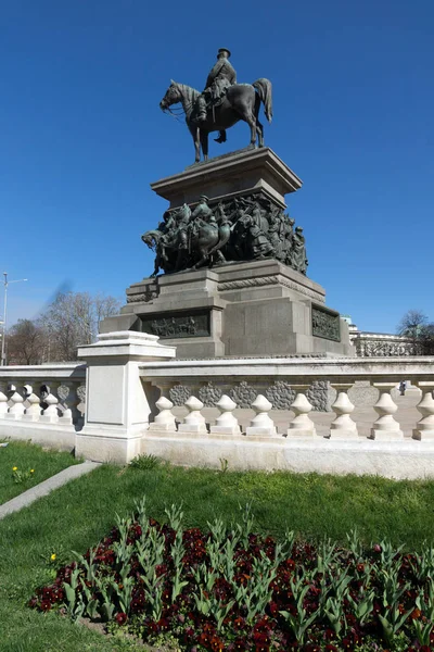 SOFIA, BULGARIA - 1 DE ABRIL DE 2017: Monumento al Zar Libertador en Sofía — Foto de Stock