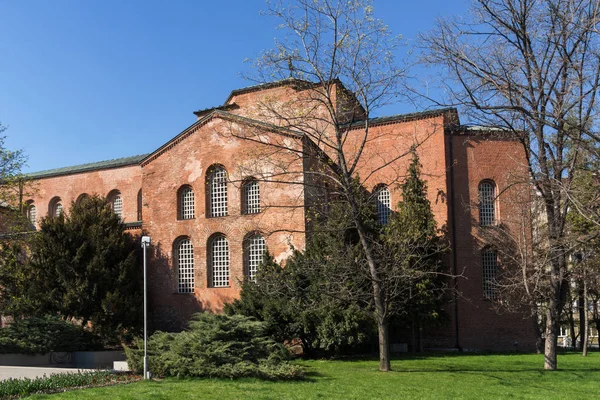 SOFIA, BULGARIA - 1 DE ABRIL DE 2017: Increíble vista de la iglesia de Santa Sofía y Monumento al Soldado Desconocido en Sofía — Foto de Stock