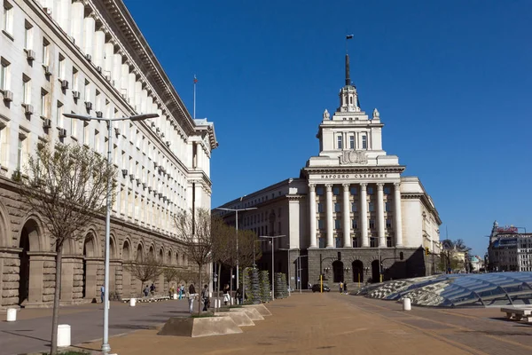 SOFIA, BULGARIA - 1 DE ABRIL DE 2017: Edificios del Consejo de Ministros y ex Casa del Partido Comunista en Sofía — Foto de Stock