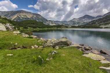 Banderishki Kınalı keklik ve Todorka tepeler ve yansıma Muratovo Gölü Panoraması
