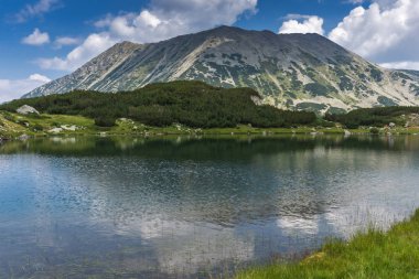 Panorama ile Todorka tepe ve yansıma Muratovo göl, Pirin Dağı