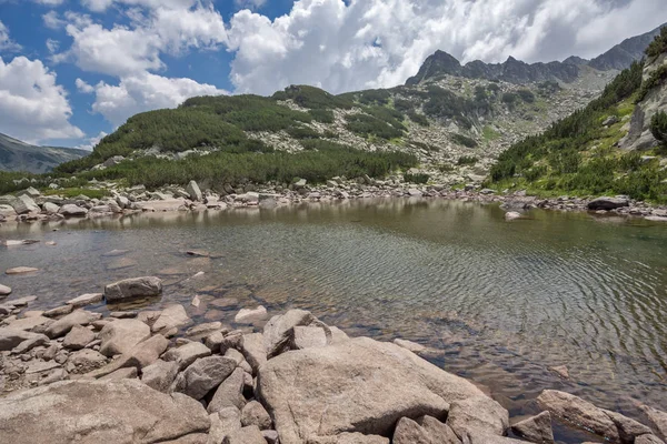 Atemberaubende Landschaft mit felsigen Gipfeln und oberen Muratovo See, Pirin-Gebirge — Stockfoto