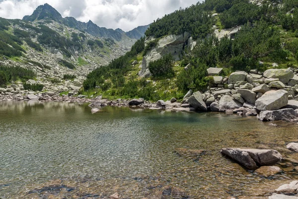 Paysage étonnant avec des sommets rocheux et le lac Muratovo supérieur, Pirin Mountain — Photo