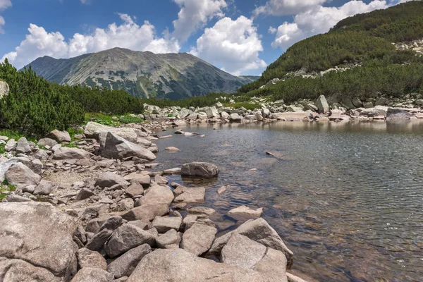 Amazing Landscape dengan puncak Rocky dan Atas Danau Muratovo, Pirin Gunung — Stok Foto