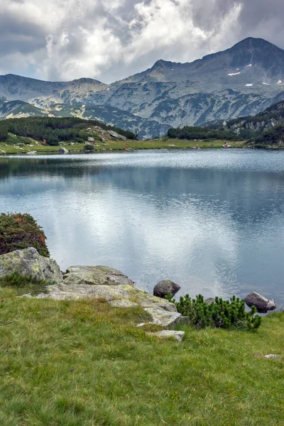 Increíble Panorama de Banderishki Chukar y el lago Muratovo, Montaña Pirin — Foto de Stock
