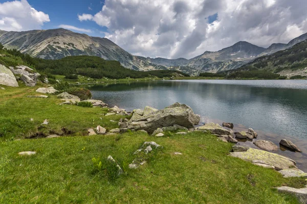 Panorama di Banderishki Chukar e Todorka Cime e riflessione nel lago Muratovo — Foto Stock