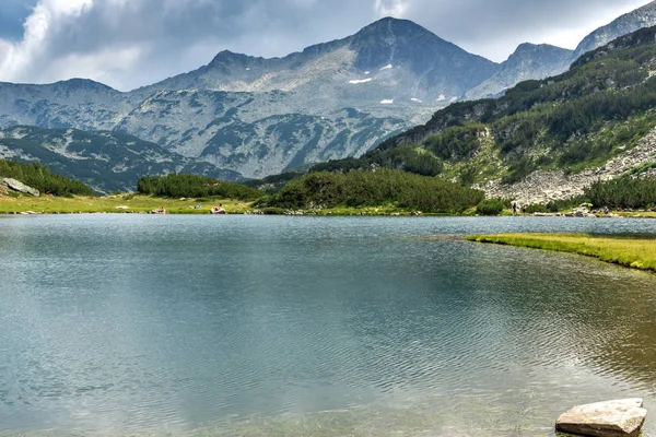 令人惊叹的全景图的 Banderishki 鸡和 Muratovo 湖，皮林山 — 图库照片