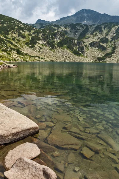 Пик Бандеришки Чукар и Рыбное озеро Бандерица, гора Пирин — стоковое фото