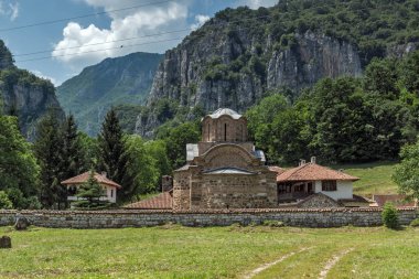 Ortaçağ Poganovo Manastırı St John teolog panoramik manzaralı