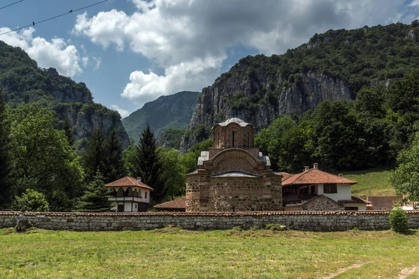 Panorámás kilátás nyílik a középkori Poganovo kolostor Szent János teológus — Stock Fotó