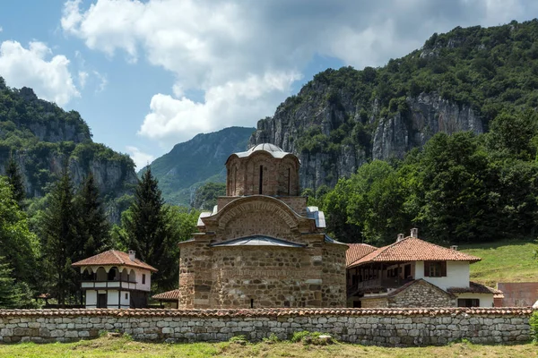 Panoramiczny widok na średniowieczny klasztor Poganovo Jana teologa — Zdjęcie stockowe