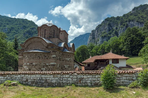 Panoramablick auf das mittelalterliche Poganowo-Kloster des heiligen Johannes des Theologen — Stockfoto