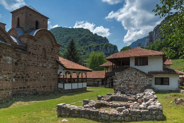 Vista panorâmica do Mosteiro medieval de São João, o Teólogo de Poganovo — Fotografia de Stock