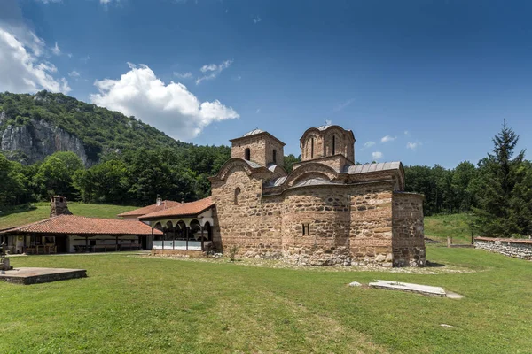 Panoramablick auf das mittelalterliche Poganowo-Kloster des heiligen Johannes des Theologen — Stockfoto