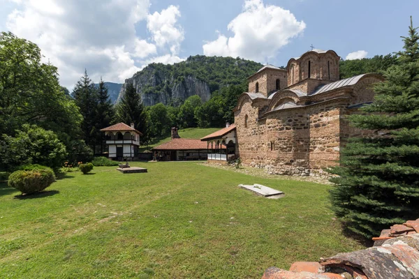 Panoramablick auf das mittelalterliche Poganowo-Kloster des heiligen Johannes des Theologen — Stockfoto