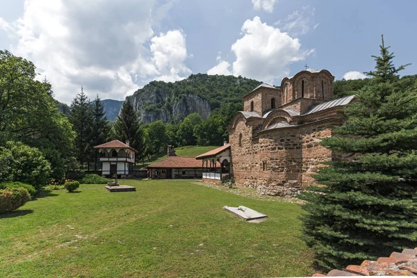 Vue panoramique du monastère médiéval de Poganovo de Saint-Jean le Théologien — Photo